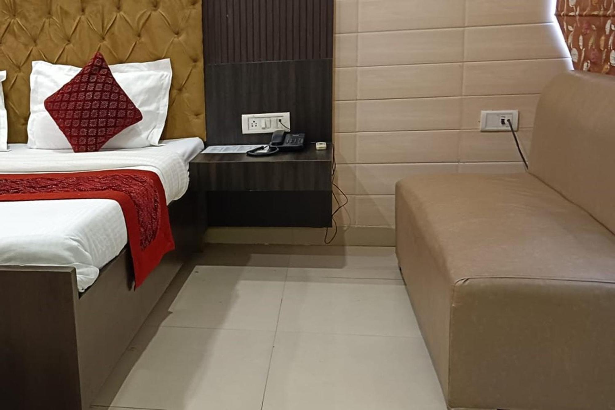 Hotel Shree Kanta Gurgaon Bagian luar foto