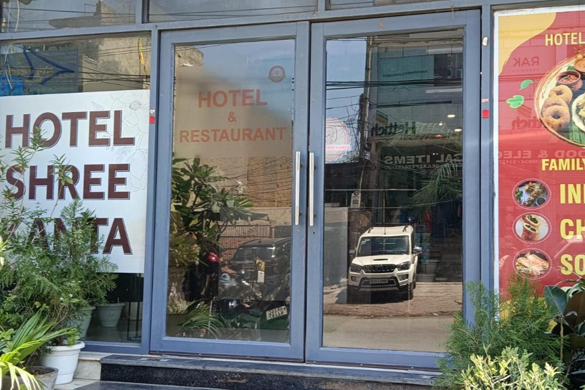 Hotel Shree Kanta Gurgaon Bagian luar foto